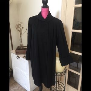 Impeccable vintage trench coat. Lite weight.